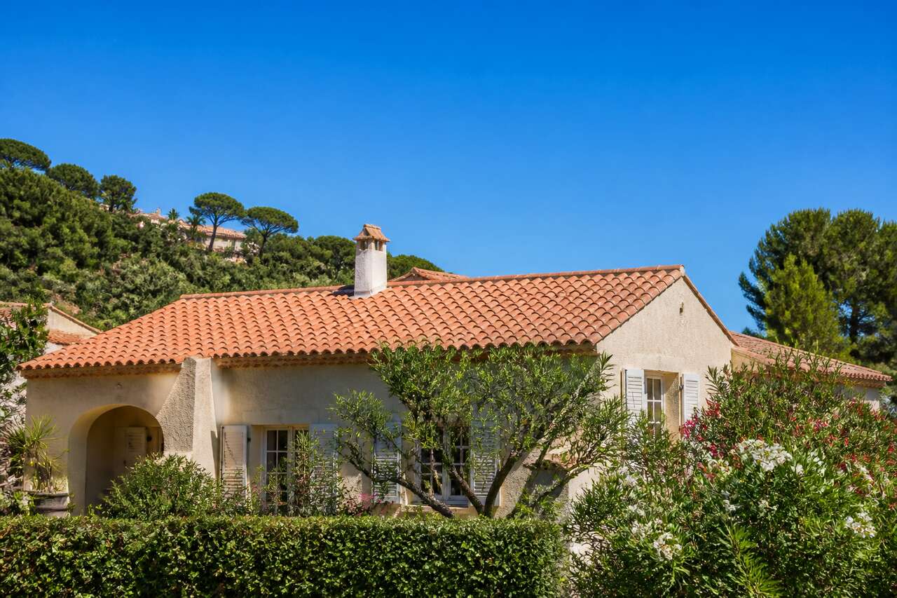Refaire sa toiture à Sanary-sur-Mer sans se ruiner : guide complet